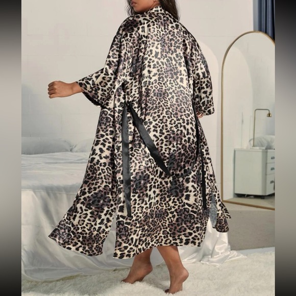 Leopard Print Robe - Picture 2 of 5